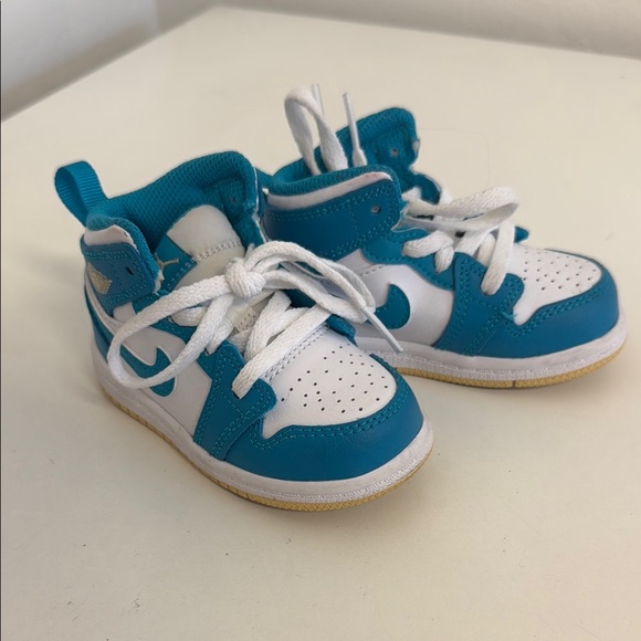 Nike Blue and White Sneakers with Low-Top Design - Picture 2 of 3